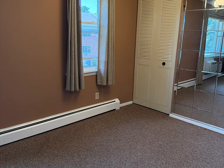 212 Regency Park Dr — Photo 5