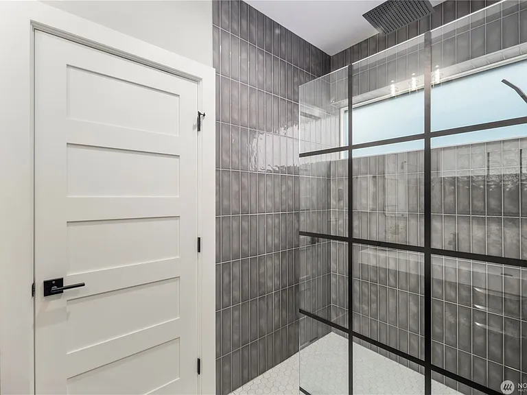 4018 Beach Dr SW — Photo 11