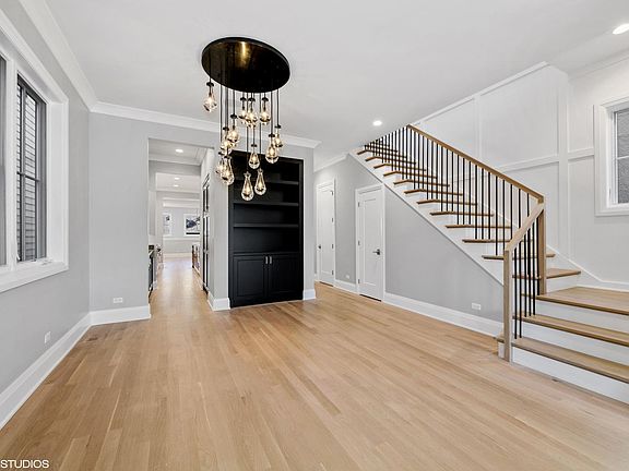 4th image of 2456 W Ainslie St