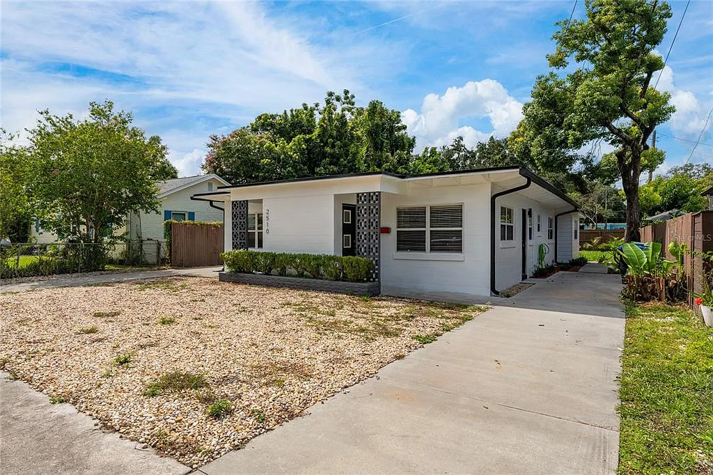 2 bed, 1.0 bath, 754 sqft, $1,900 — Photo 2