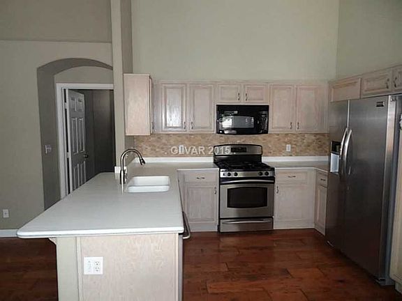 2nd image of 1833 Warrenville St