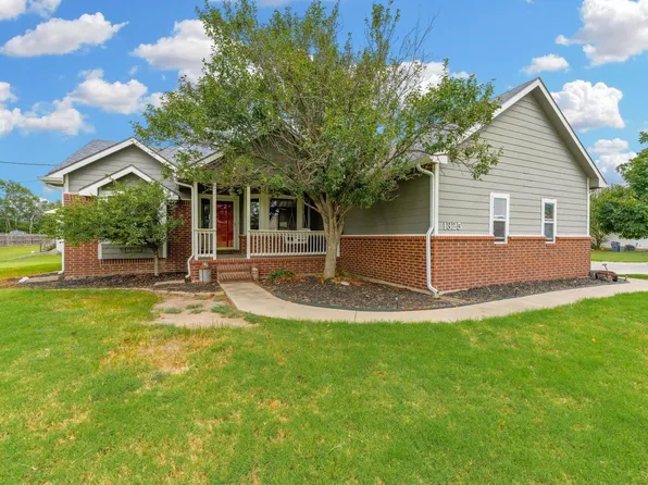 1325 N Stewart St, Wellington, KS 67152