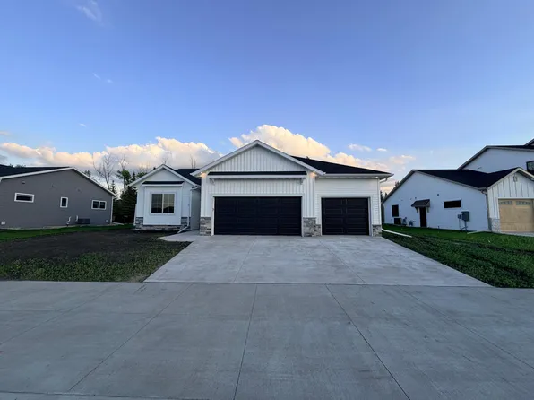 7890 Dogwood Dr, Horace, ND 58047
