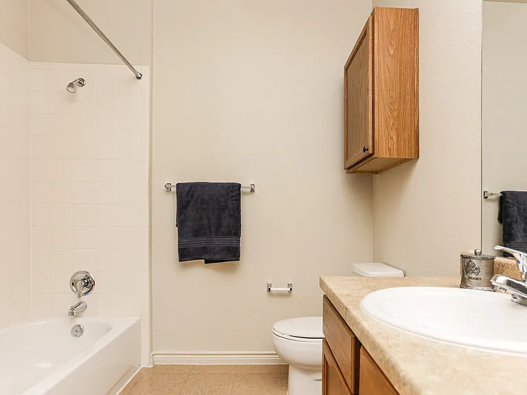 Woodlawn Ranch Apartments — Photo 11