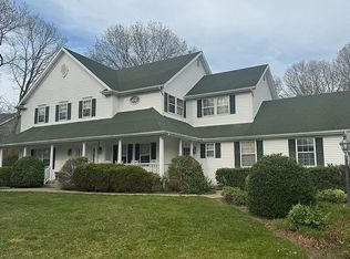 39 Ridgefield Dr, Shoreham, NY 11786