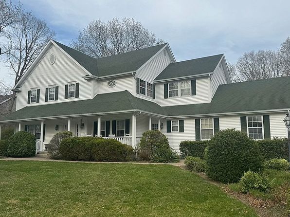 39 Ridgefield Dr