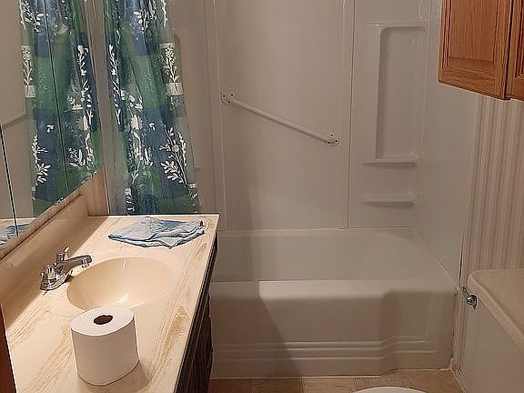 Master Bathroom - 813