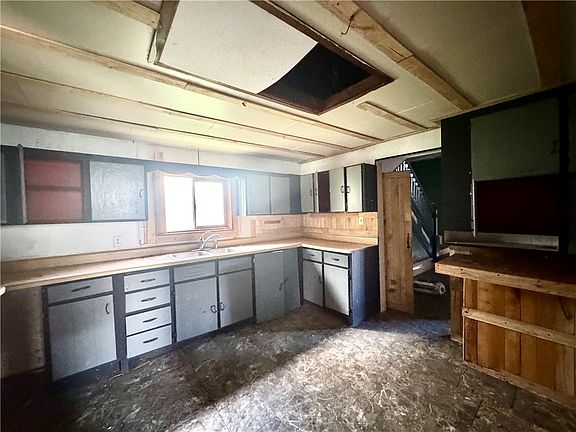 5th image of 1011 Broadway St