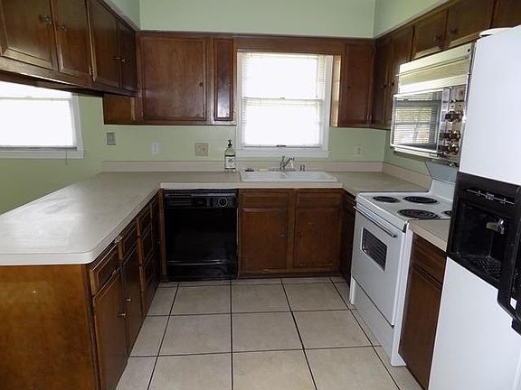 5th image of 17 Breckenridge Blvd