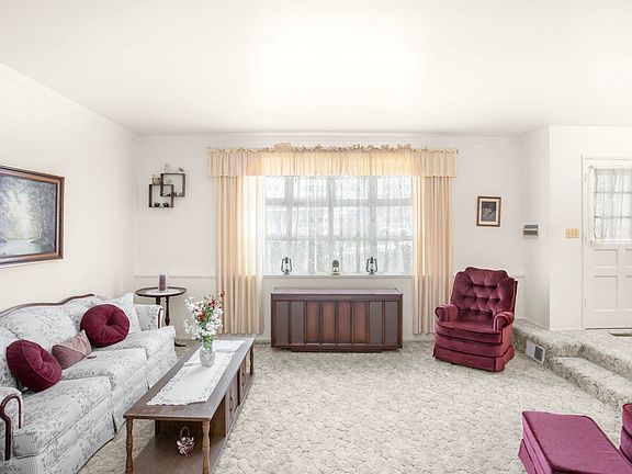3rd image of 1950 Trent Way