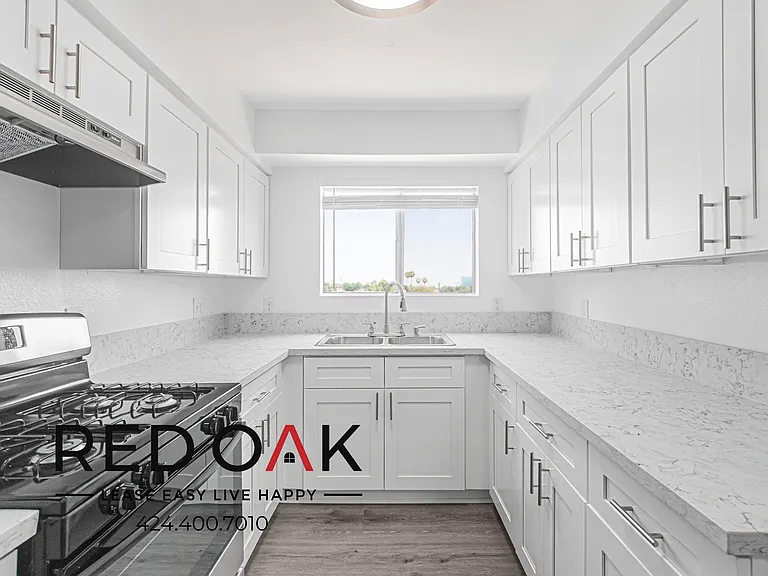 5200 Oakland St #210 — Photo 2