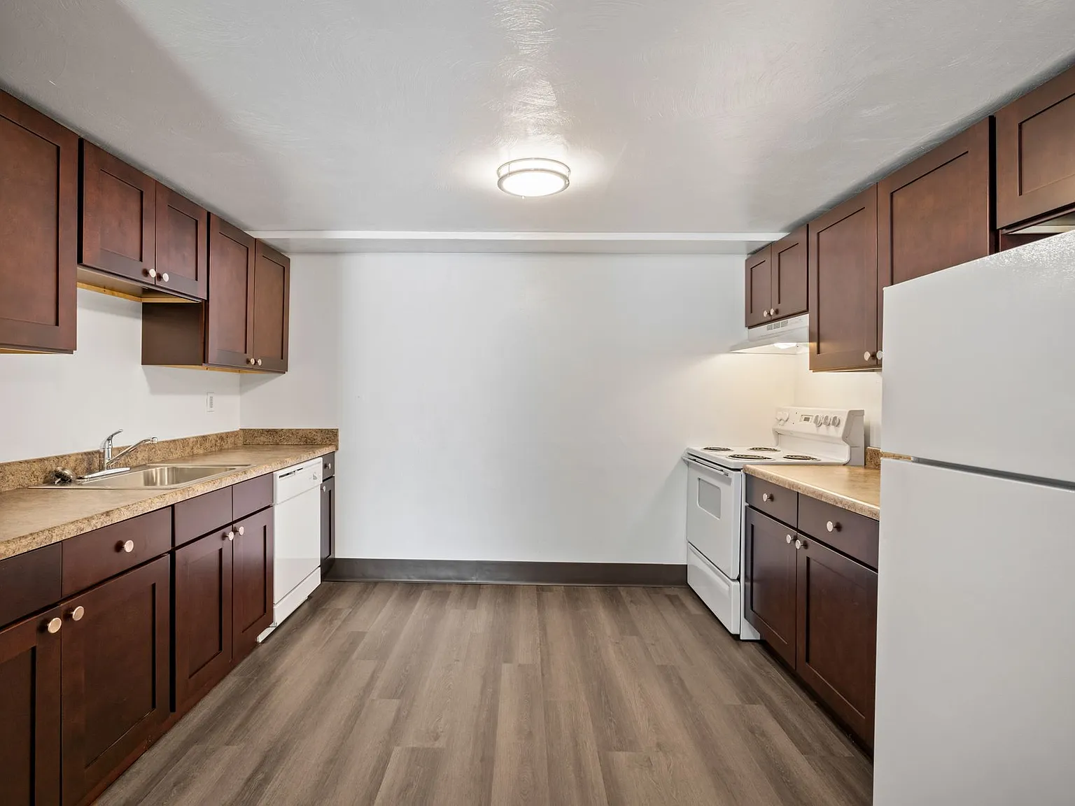 Landmark Apartments — Photo 4