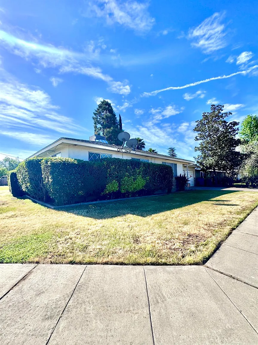 701 Ventura Ave photo 1