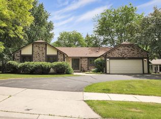 9129 Norman Ridge Cir, Bloomington, MN 55437