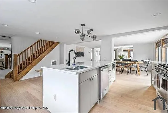 5 bed, 2980 sqft, $4,331 — Photo 2