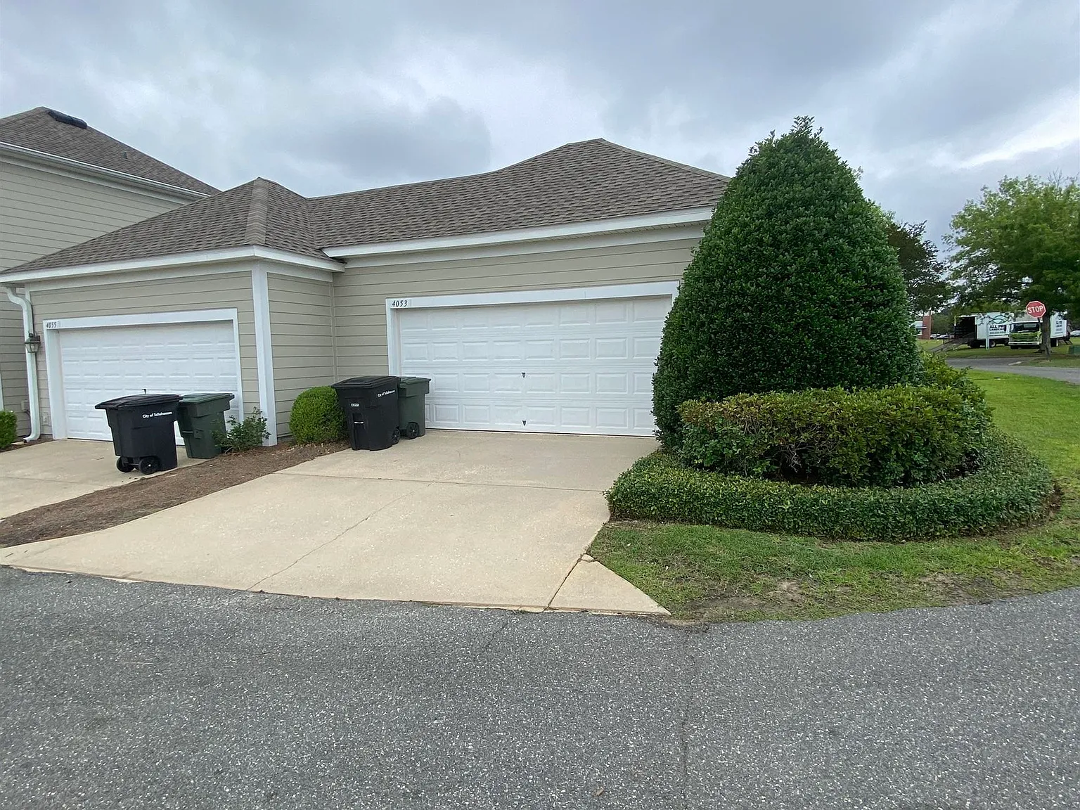 3 bed, 2.5 bath, 1483 sqft, $2,000 — Photo 2