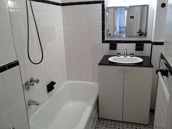 5th image of 116 W 72nd St APT 4A