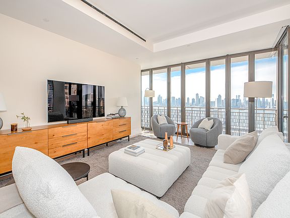4th image of 100 Vandam St #17A