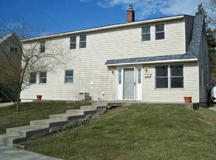 34 Azalea Ln, Levittown, PA 19055