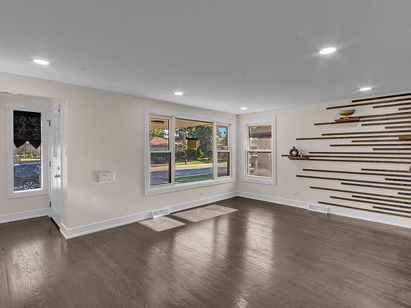 5th image of 930 E 161st Pl