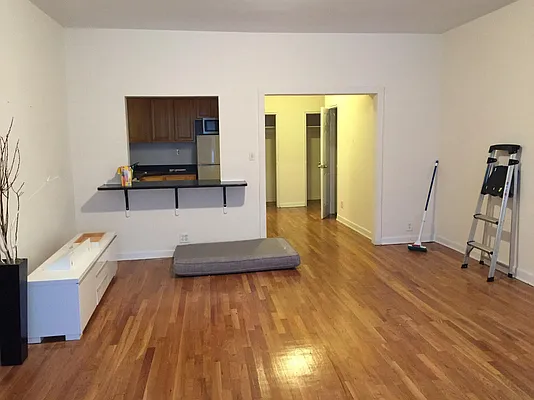 Rented by Salon Realty Corp | media 6