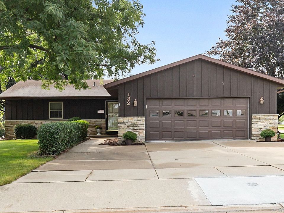 1st image of 132 Lexington Ct