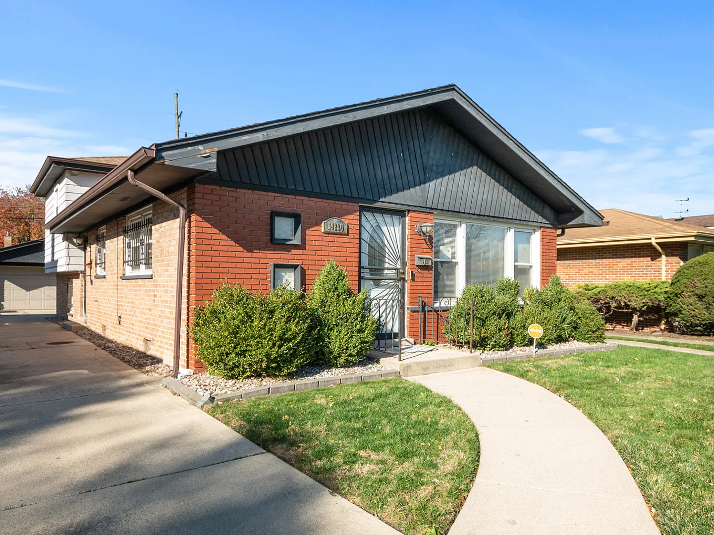 14230 Kimbark Ave photo 1