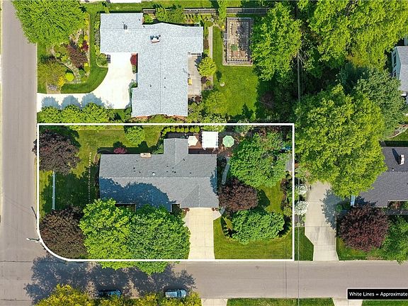 5th image of 371 Goodhue Dr