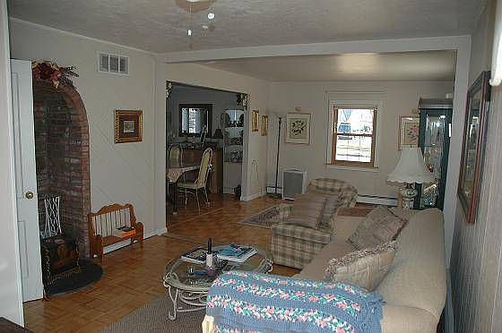 3rd image of 8 Flint Ln