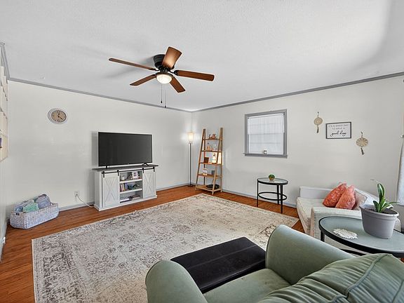 3rd image of 149 NE Joy Ln