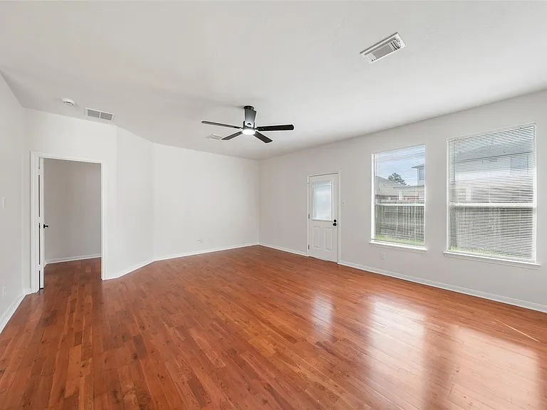 923 Shirefield Ln — Photo 14