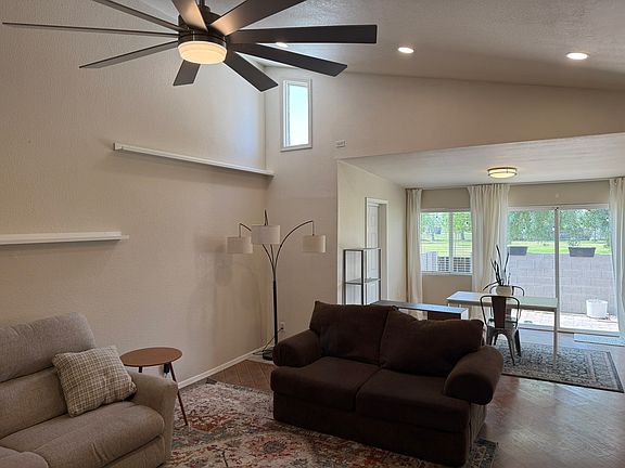 5th image of 1231 E Bluebell Ln