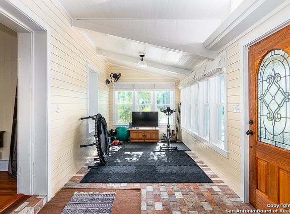 5th image of 204 W Evergreen St