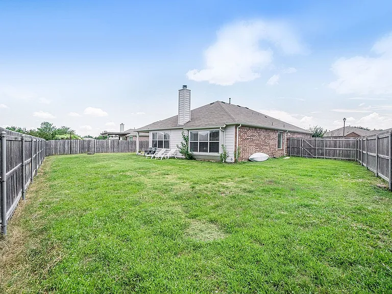 1327 Primrose Dr — Photo 23