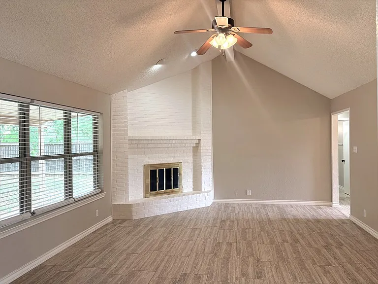 3309 Edgemont Dr — Photo 4