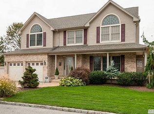 24 South Plz, Amity Harbor, NY 11701