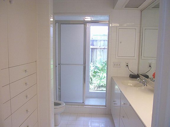 4th image of 7626 Braesdale Ln