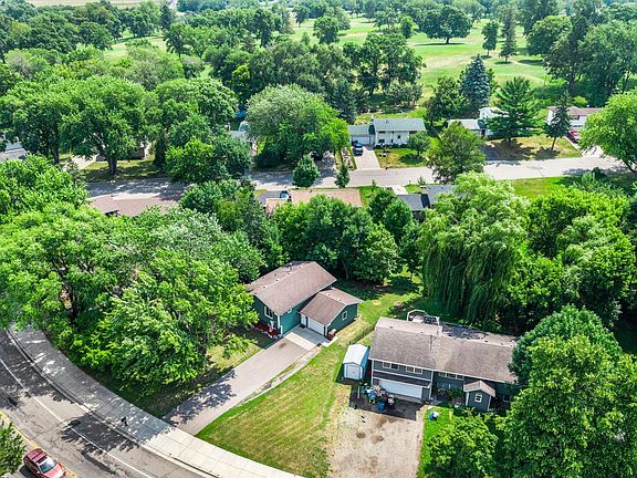 3rd image of 726 Montrose Blvd