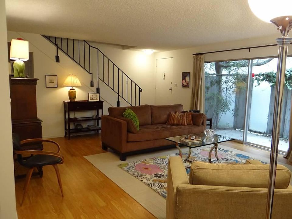 Living room w/patio