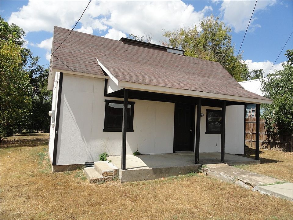 1st image of 405 Oak St