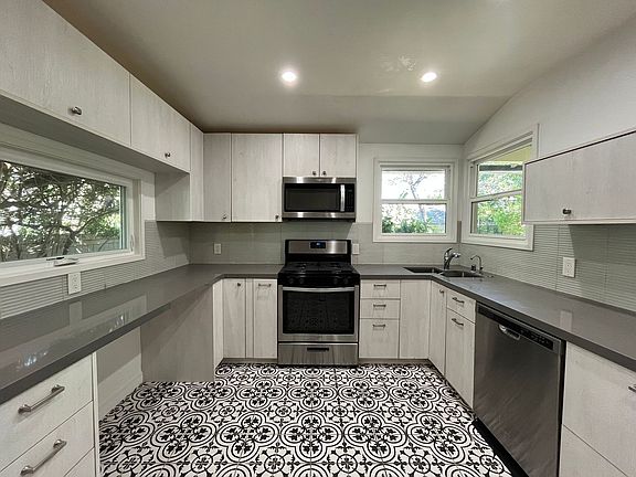 5th image of 4732 Katherine Ave