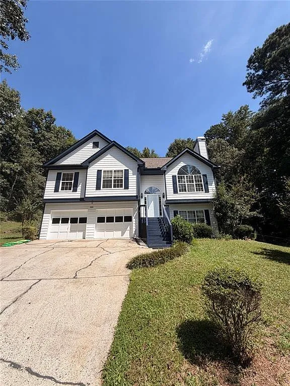 3 bed, 2.0 bath, 2200 sqft, $2,200 — Photo 1