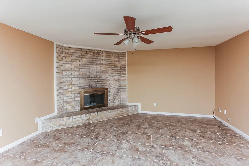 3 bed, 2.0 bath, 1417 sqft, $2,010 — Photo 2