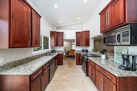 527 E Causeway Blvd — Photo 10