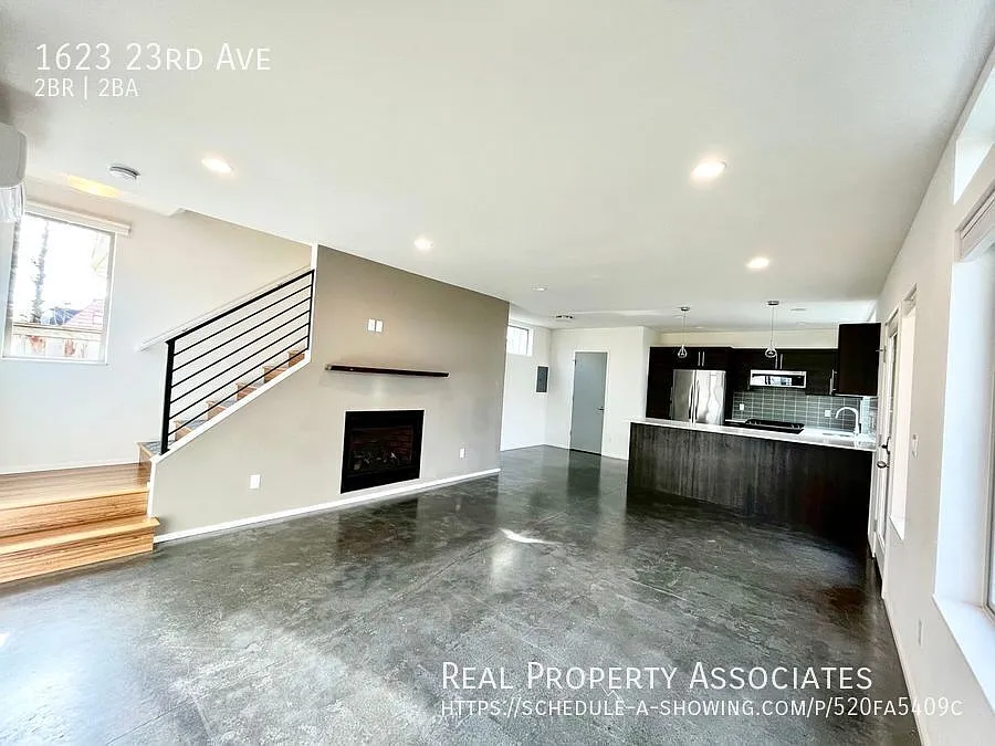 Contemporary Townhouse! — Photo 2