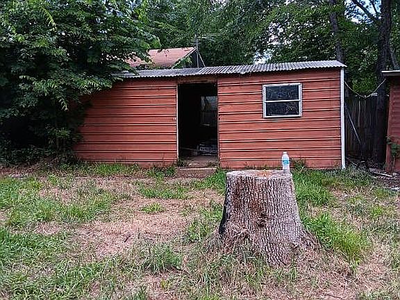 3rd image of 306 Live Oak Ln