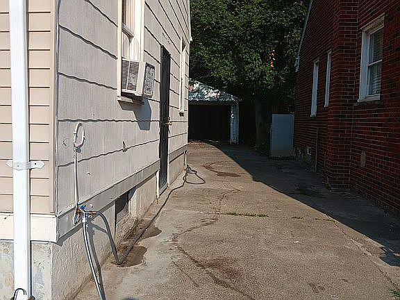 5th image of 8240 Evergreen Ave