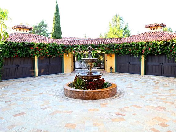 Motorcourt with Reclaimed Limestone