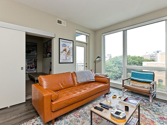 4th image of 853 W Grand Ave #606