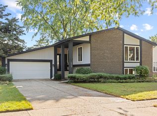 1913 Gladstone Dr, Wheaton, IL 60189